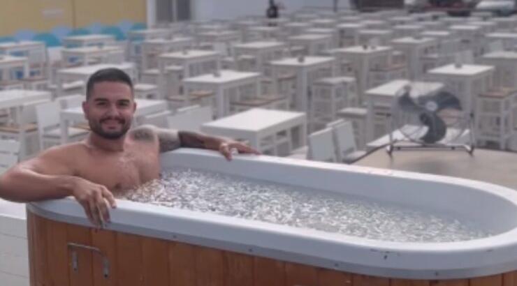 Χρήστος Μάστορας: Έκανε παγοθεραπεία λίγο πριν την εμφάνισή του στο νησί μας [βίντεο]