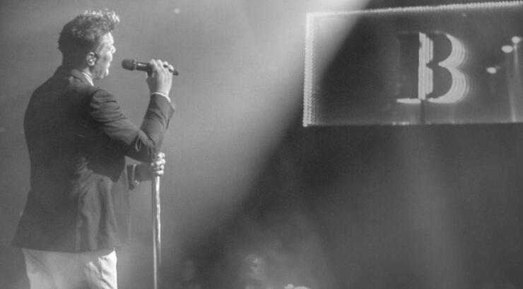 Έλληνας τραγουδιστής: "Η μαμά μου λέει "είσαι ο καλύτερος", οπότε μάλλον ο καλύτερος πρέπει να είμαι"