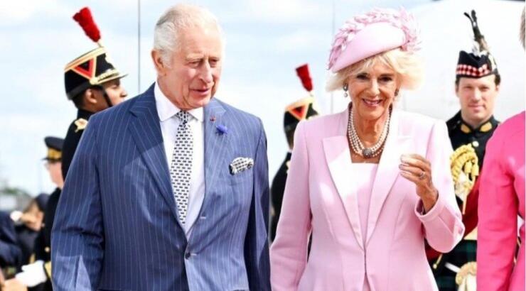 Βασιλιάς Κάρολος: Επέλεξε να φορέσει γραβάτα με την ελληνική σημαία σε επίσημο δείπνο