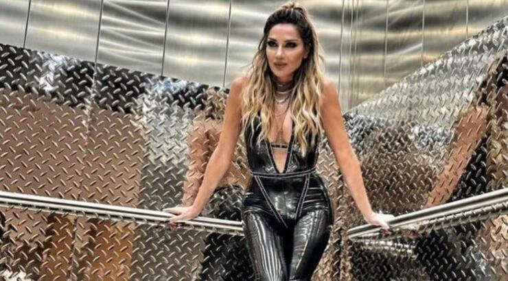 Δέσποινα Βανδή: Η συγκίνηση για τον πατέρα της πάνω στη σκηνή - Σταμάτησε την ερμηνεία της [βίντεο]