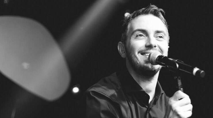 Μιχάλης Χατζηγιάννης: Η στιγμή χαλάρωσης στο cozy σαλόνι του [εικόνα]