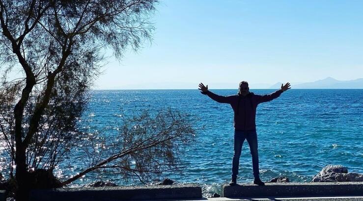 Κύπριος ηθοποιός: "Σχολιάζουν τη διαφορά ηλικίας με τη σύντροφό μου και λένε "τι θέλει με τον παππού;"