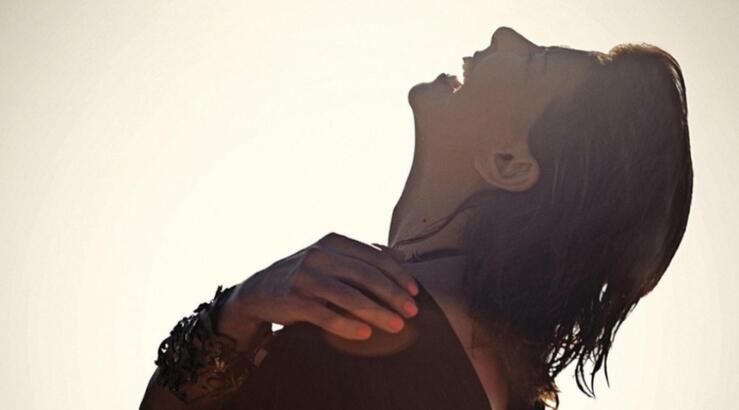 Κύπρια τραγουδίστρια αποκαλύπτει πρώτη φορά - "Πριν φτιαχτεί το σπίτι μου έμενα σε σκάφος" [βίντεο]