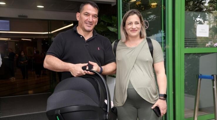 Σκαφίδα - Δήμας: Εξιτήριο από το μαιευτήριο με τη νεογέννητη κόρη τους [εικόνες]