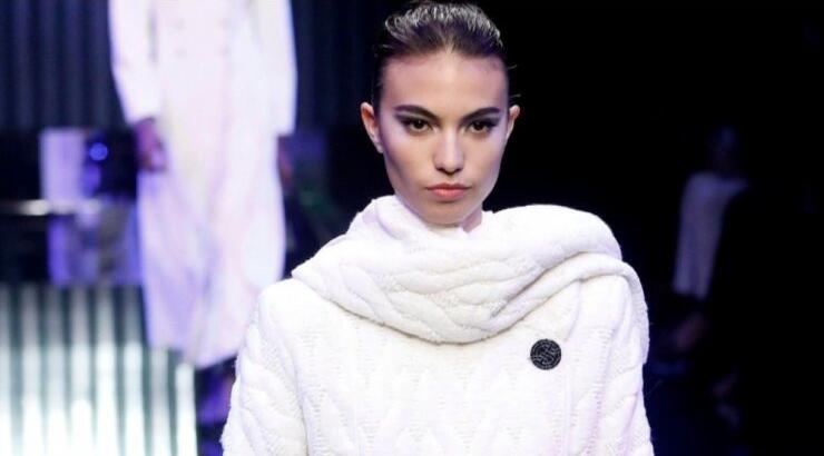 Η σιωπηλή πασαρέλα του Armani ως ένδειξη σεβασμού προς τον πόλεμο στην Ουκρανία [βίντεο]