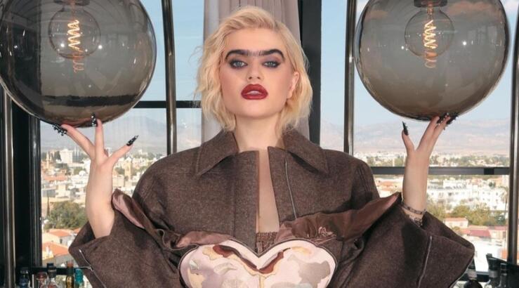 Το τερμάτισε η Χατζηπαντελή - Σήκωσε την μπλούζα και έδειξε το στήθος της μέσα σε τρένο [βίντεο]