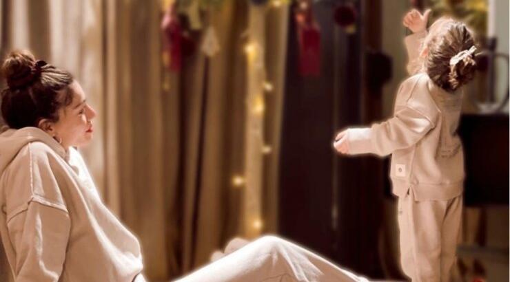 Ήβη Αδάμου: Το οικογενειακό στιγμιότυπο μέσα στο αεροπλάνο με την κόρη της και τον Μιχάλη Κουϊνέλη [εικόνα]