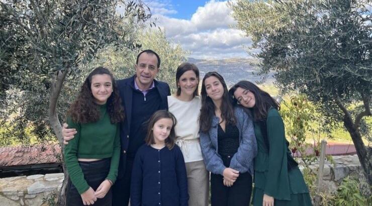 Νίκος Χριστοδουλίδης: Το στιγμιότυπο που μοιράστηκε από τη κυριακάτικη βόλτα με τις κόρες του! [εικόνα]