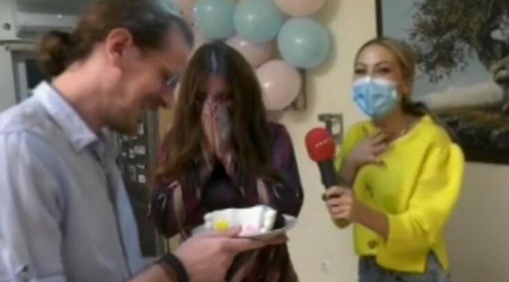 Ελληνίδα τραγουδίστρια έμαθε on camera το φύλο του μωρού που περιμένει [εικόνες & βίντεο]