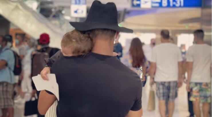 Σάββας Πούμπουρας: Φτιάχνει κέικ τσουρέκι με την κόρη του στην κουζίνα [βίντεο]