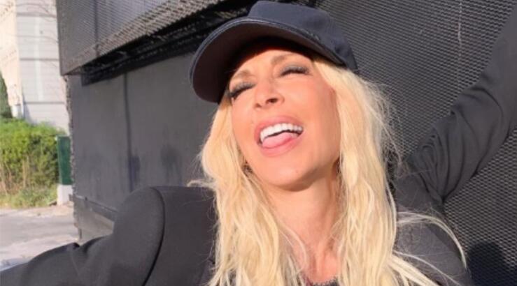 Άννα Βίσση: Κάνει οτοστόπ στο δρόμο - "Kάποιος να με πάρει σπίτι" [εικόνες]