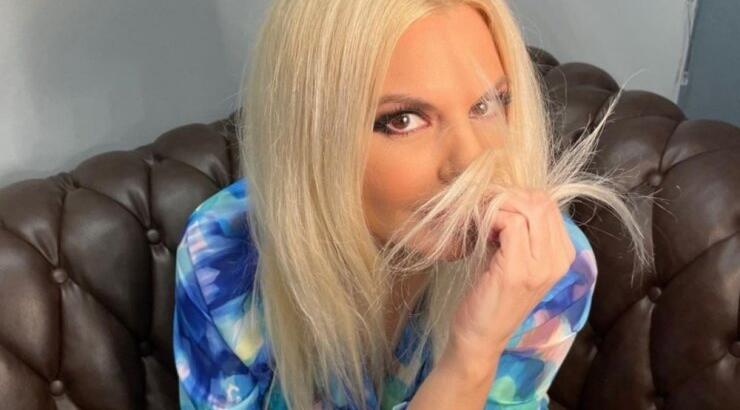 Απτόητη η Αννίτα Πάνια: Έκανε μπάνιο στην πισίνα του σπιτιού της... υπό βροχές [βίντεο]