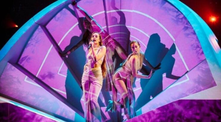 Ως άλλη Αφροδίτη "αναδύεται" η Ανδρομάχη στη σκηνή της Eurovision! [εικόνες & βίντεο]