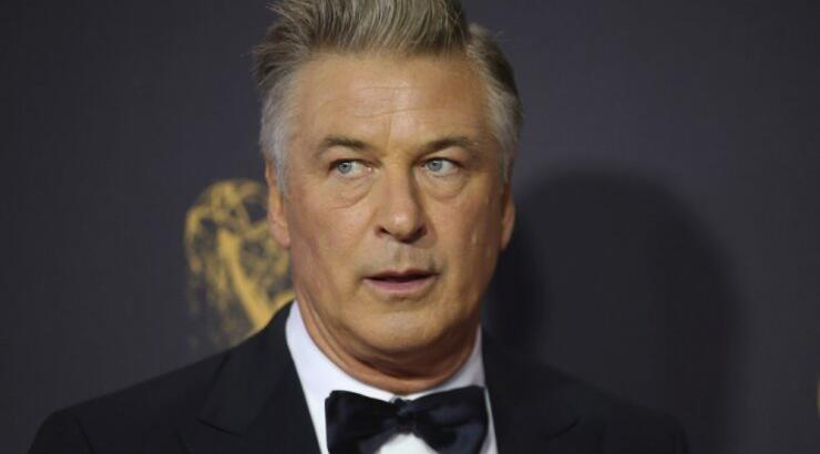 Για πρώτη φορά ο Alec Baldwin μίλησε στους δημοσιογράφους για τον τραγικό θάνατο [βίντεο]