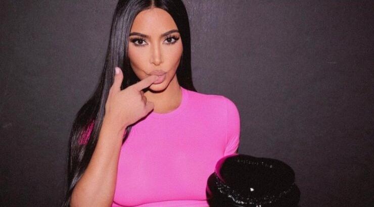 Kim Kardashian: Έστειλε topless selfie για να ευχηθεί σε φίλο για τα γενέθλια του