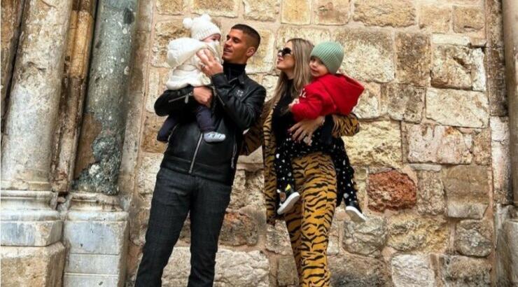 Πιέρος Σωτηρίου - Μαρία Κορτζιά: Το festive ντύσιμο που επέλεξαν να κάνουν στον γιο τους, Γιώργο [εικόνα]