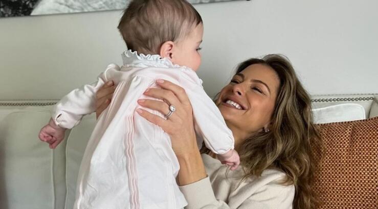 Maria Menounos: Η topless αγκαλιά με την κόρη της και οι αντιδράσεις στα σχόλια [εικόνα]