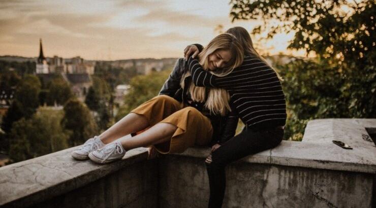 6 τρόποι για να βοηθήσουμε τους κολλητούς μας όταν χωρίζουν