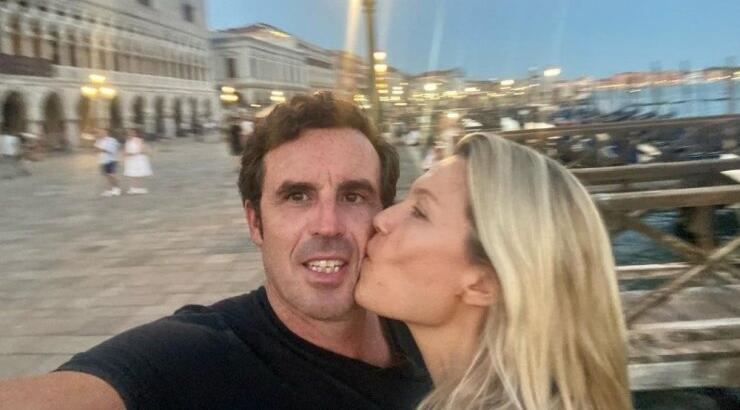 Βίκυ Καγιά - Ηλίας Κρασσάς: Ασυγκράτητοι στα μπουζούκια ανταλλάζουν παθιασμένα φιλιά [εικόνες]