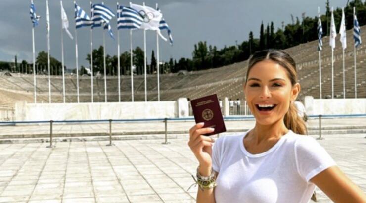 Maria Menounos: Πήρε το ελληνικό διαβατήριο και ποζάρει όλο περηφάνια [εικόνα] 
