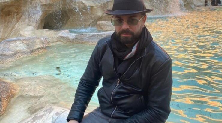 Ηλίας Βρεττός: Η ανάρτηση μέσα από το νοσοκομείο - "Ναι πονάει πάρα πολύ" [εικόνα]