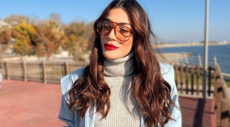 Ήβη Αδάμου: Σε σπάνια δημόσια βόλτα χέρι - χέρι με την κόρη της [εικόνα]