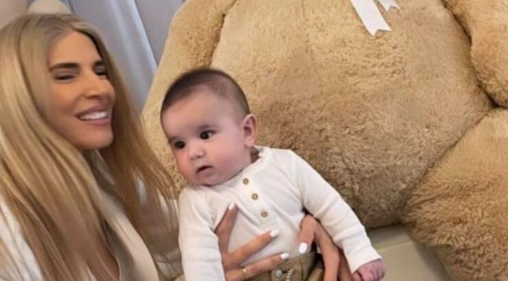 Έλενα Ανδρέου: Η απίθανη γκριμάτσα που πήρε ο γιος της κατά τη διάρκεια photoshooting [εικόνες]