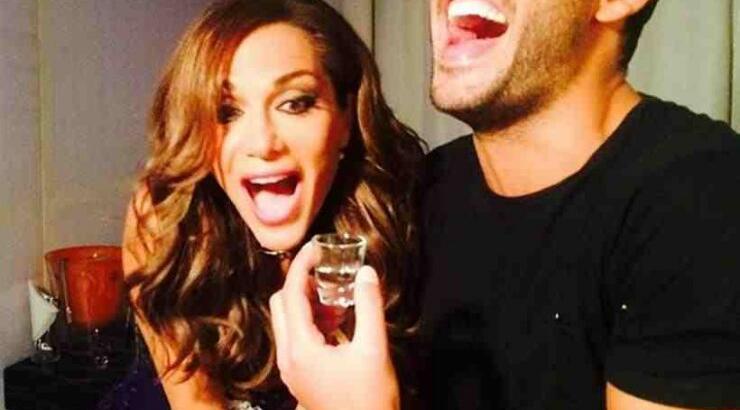 Δείτε τον Κώστα Μαρτάκη σε ηλικία 15 ετών να κάθεται στα πόδια του η Δέσποινα Βανδή!