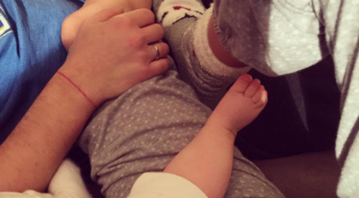 Αγαπημένο ζευγάρι της ελληνικής showbiz ανεβαίνει τα σκαλιά της εκκλησίας αγκαλιά με την κόρη τους!