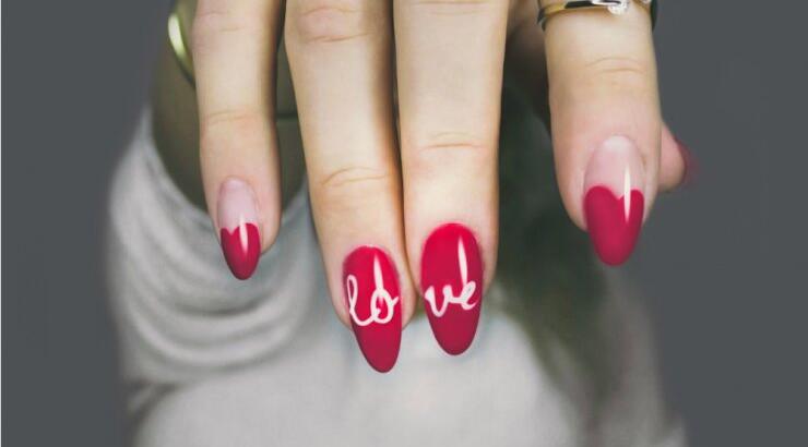 Τέσσερα βήματα για να αφαιρέσεις το ημιμόνιμο μανικιούρ μόνη σου στο σπίτι