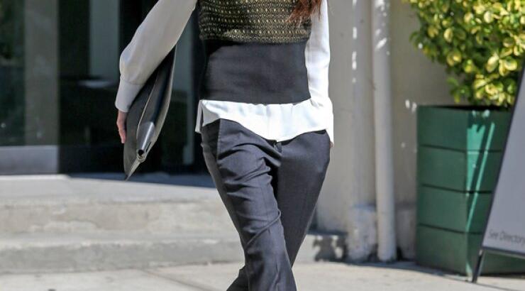 H Victoria Beckham υποδεικνύει ένα επίκαιρο επαγγελματικό look