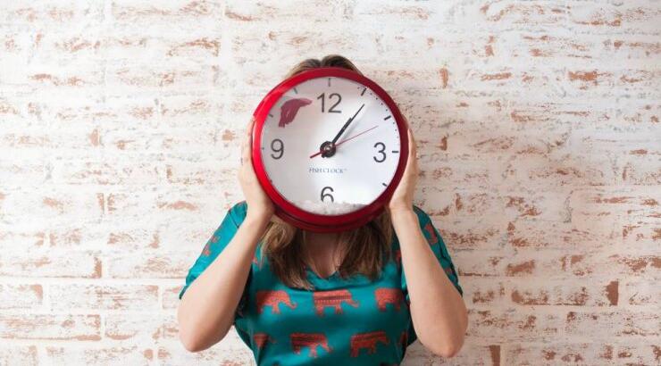 Τι να κάνετε όταν νιώθετε ότι το βιολογικό σας ρολόι έχει χτυπήσει αλλά η πανδημία ανέβαλε τα όνειρά σας; 