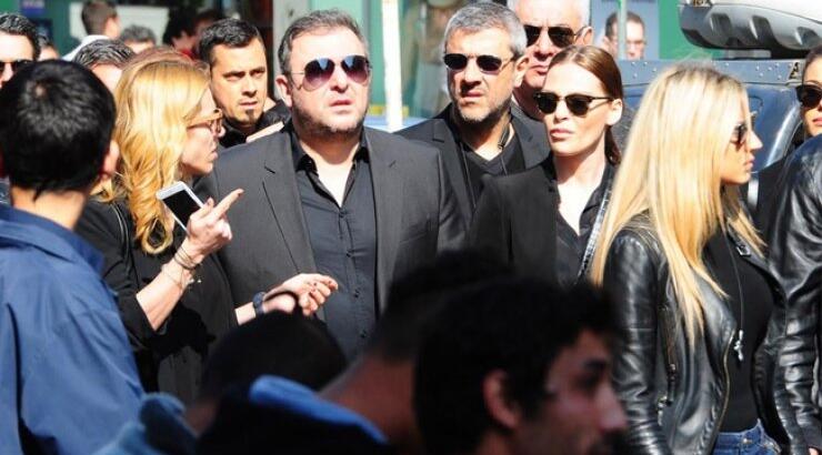 Συντετριμμένος ο Αντώνης Ρέμος στο τελευταίο αντίο για τον φίλο του Παντελή!