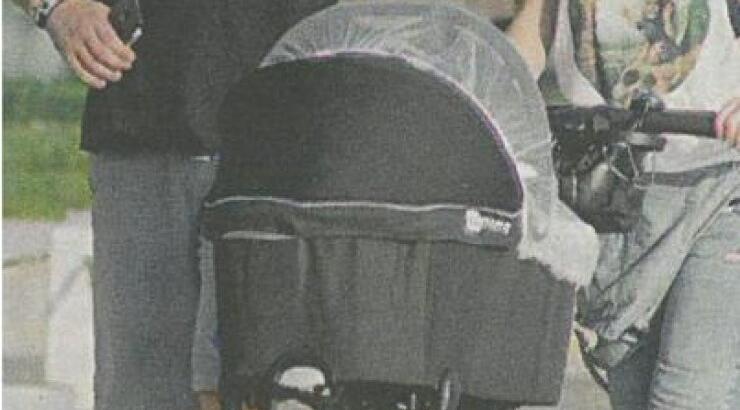 Έλληνας παρουσιαστής κάνει βόλτα για πρώτη φορά με το νεογέννητο γιο του!