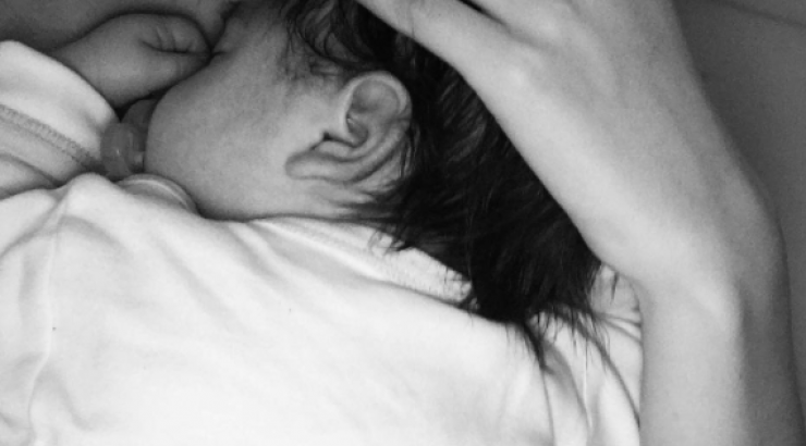 Επώνυμος Έλληνας μας δείχνει για πρώτη φορά τη νεογέννητη κορούλα του!