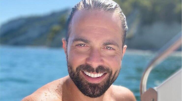 Ηλίας Βρεττός: Ποζάρει αγκαλιά με τη σύντροφό του στο βυθό της θάλασσας και το αποτέλεσμα εντυπωσιάζει [εικόνες]