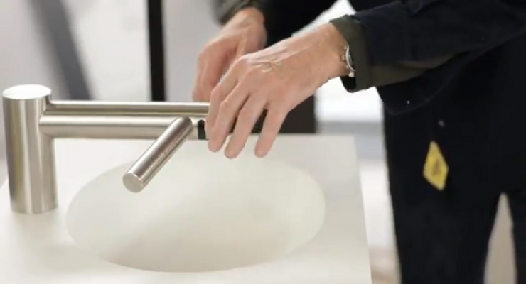 Η βρύση που πλένεις τα χέρια σου και μετά στα στεγνώνει