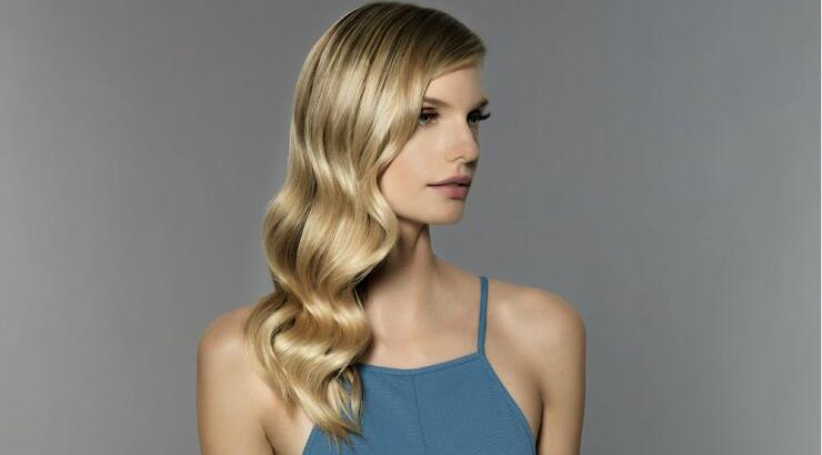 Κυματιστά μαλλιά: Πώς να υιοθετήσετε το απόλυτο look του καλοκαιριού