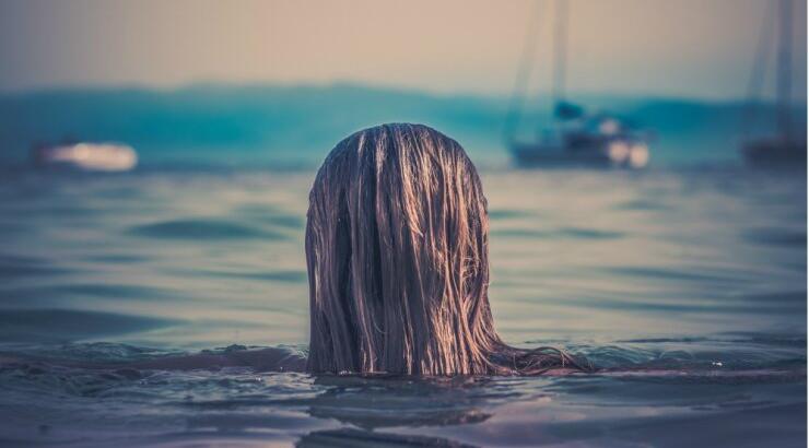 Αυτά είναι τα 4 λάθη που κάνουν όλες οι γυναίκες με βαμμένα μαλλιά στο μπάνιο