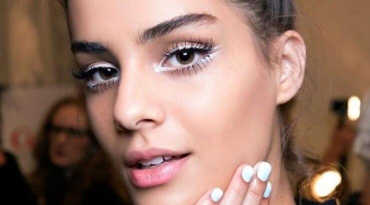 Το άσπρο μολύβι στα μάτια θα αναδείξει την μαυρισμένη σου επιδερμίδα