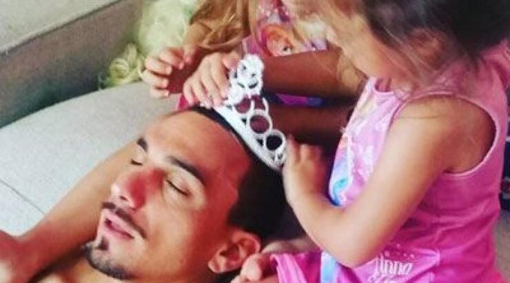 Τι γλυκό! Το μήνυμα που άφησε ο Κωνσταντίνος Χαραλαμπίδης στις δίδυμες κόρες του!