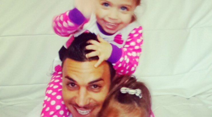 Κωνσταντίνος Χαραλαμπίδης: Στην παιδική χαρά με τις κόρες του!