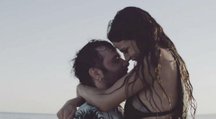 Χαριτίνη Ηλιάδου: Το αξεσουάρ που δανείστηκε από τον σύντροφό της και δεν το αποχωρίζεται στις διακοπές τους!