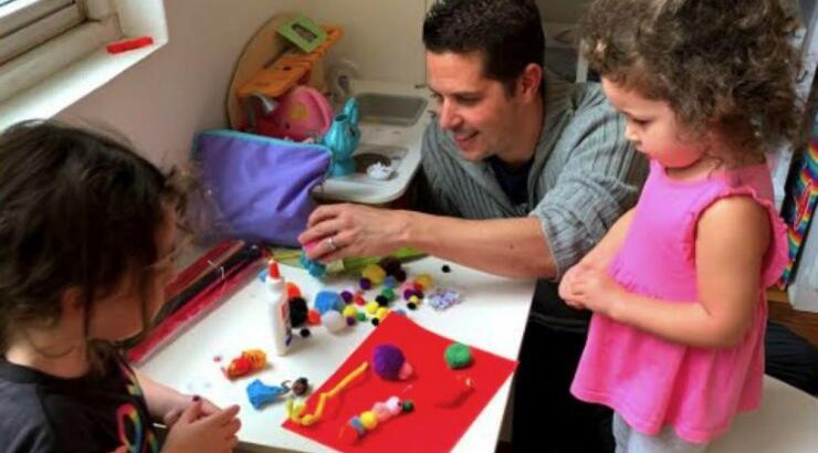 Ένας μπαμπάς περιγράφει τα οφέλη των δημιουργικών δραστηριοτήτων στο σπίτι