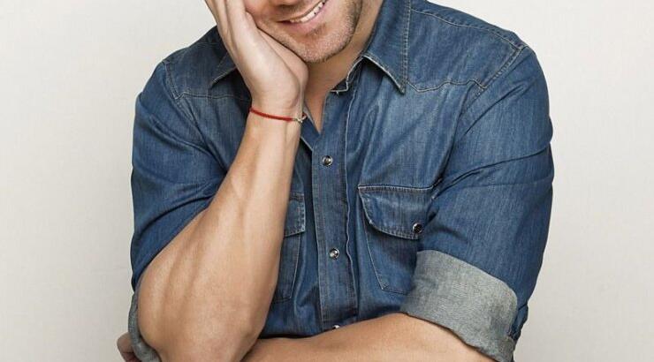 Χρήστος Χολίδης: Αυτή είναι η πασίγνωστη Ελληνίδα καλλονή σύντροφός του!