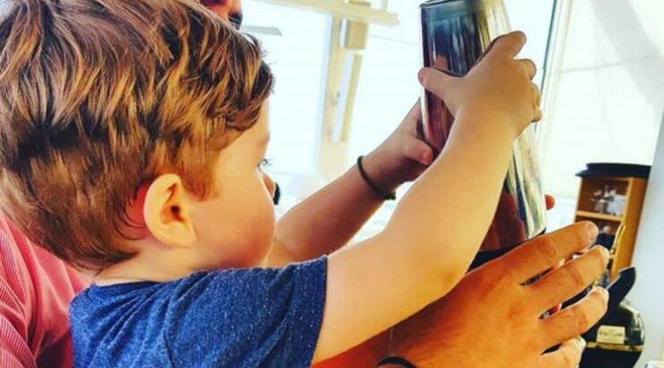 Τον λατρέψαμε! Δείτε τον ενθουσιασμό του γιου Κύπριου παρουσιαστή όταν βλέπει τον μπαμπά του στην τηλεόραση! [βίντεο]