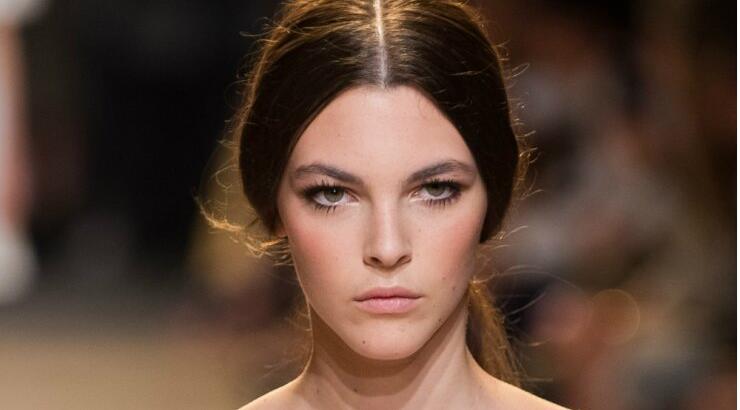 3+1 ιδέες για χτενίσματα με χωρίστρα στη μέση