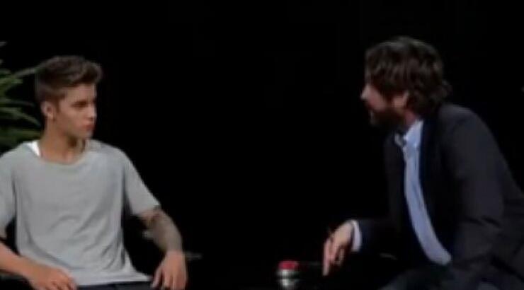 Zach Galifianakis: Έδειρε με τη ζώνη του τον Justin Bieber