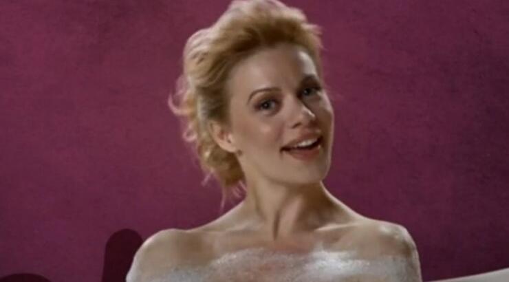 Ζέτα Μακρυπούλια: Γυμνή στη μπανιέρα για το trailer του "Just the 2 Of Us" [video]