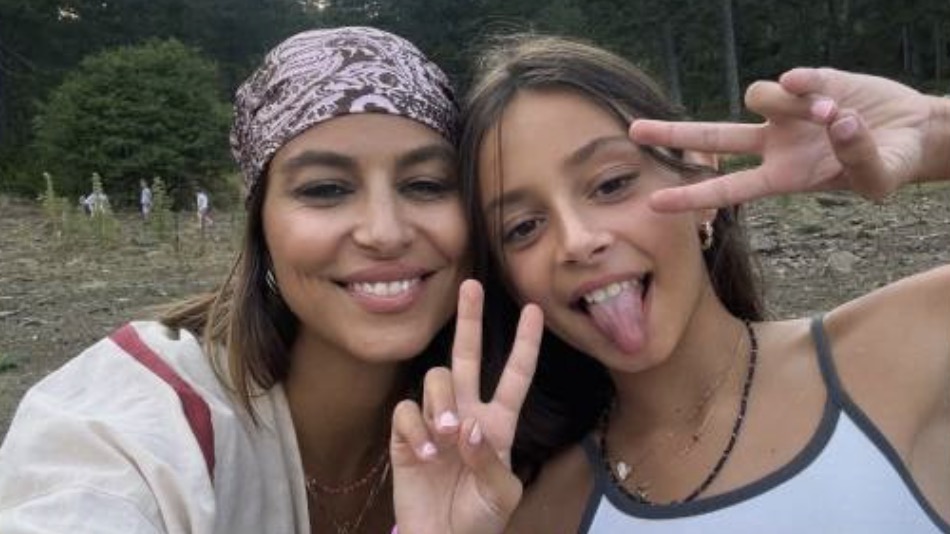 Ευριπίδου: Αποκοιμήθηκε επάνω στον ώμο της κόρης της και εκείνη την τρόλαρε [εικόνες]